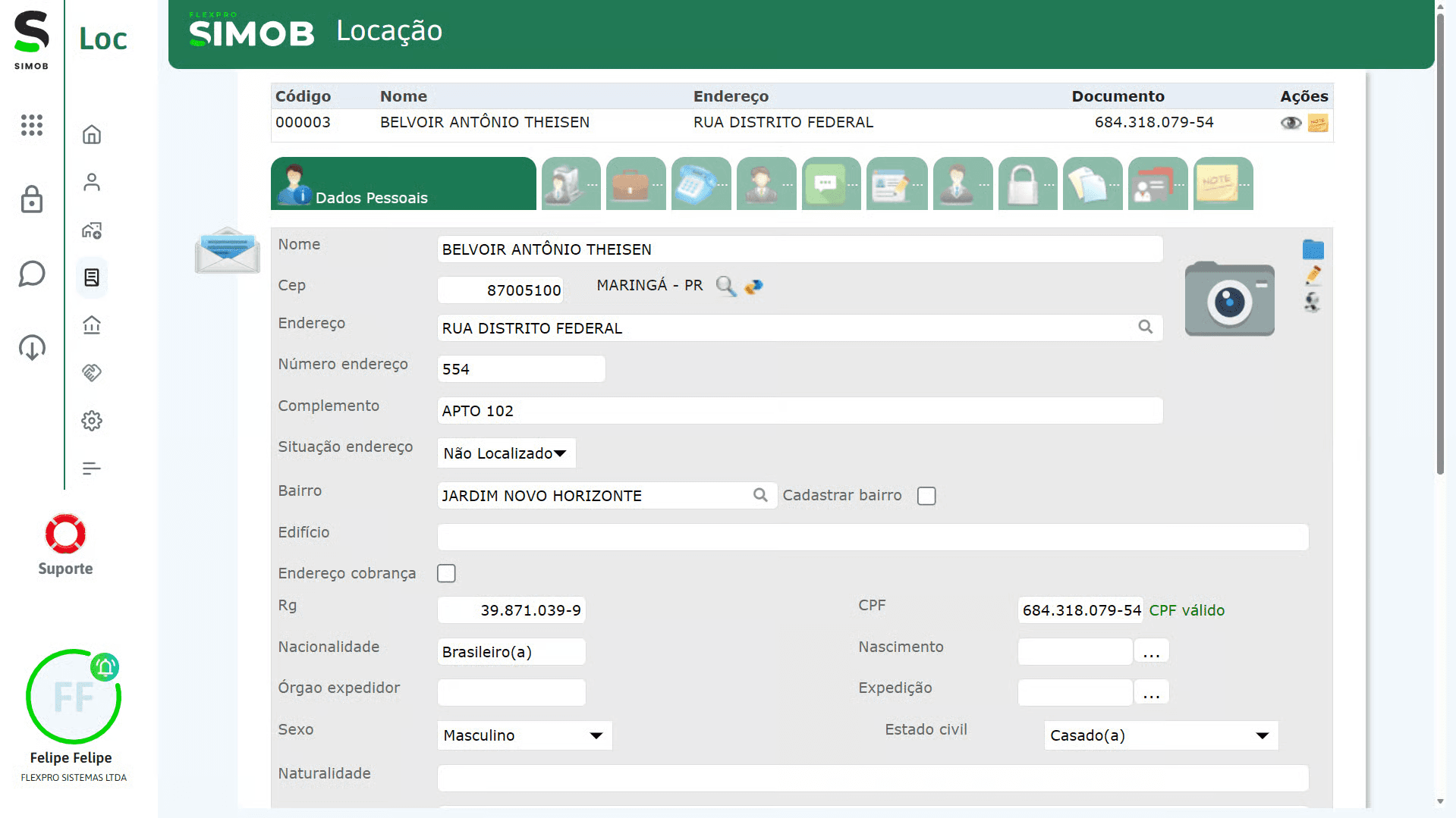 Tela de dados pessoais no SIMOB Flexpro com informações completas de cliente para gestão de contratos, validação de CPF e controle jurídico na locação.